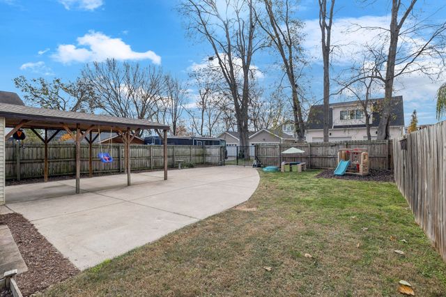 a view of a yard with a house