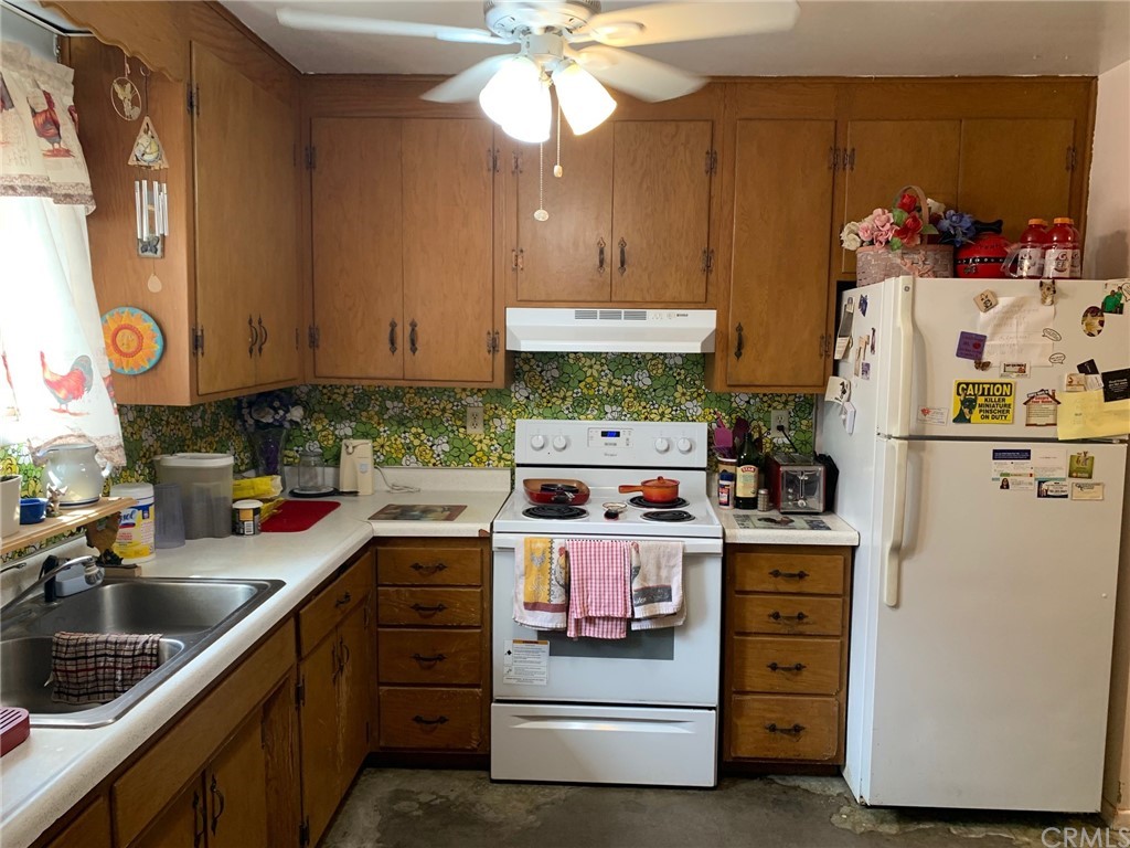 56965 Camulos Road Landers, CA 92285 - Photo 7 of 26 Cute kitchen with plenty of storage