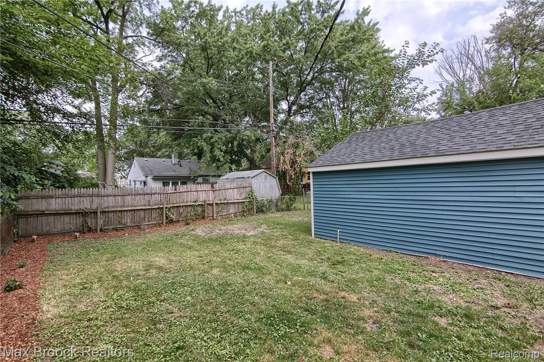 543 Stratford Road Ferndale, MI 48220 - Photo 18 of 21 543 Stratford Backyard ll.jpg