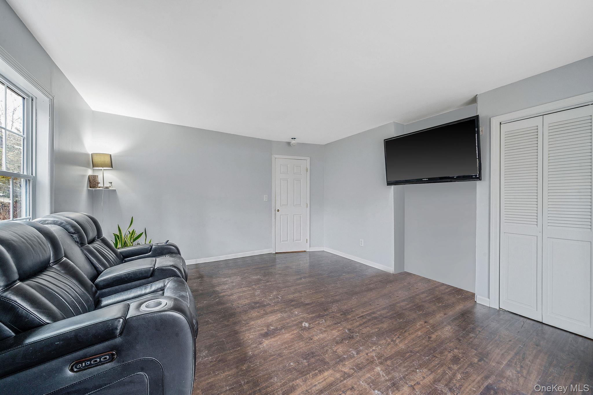 273 North Country Road Miller Place, NY 11764 - Photo 19 of 31