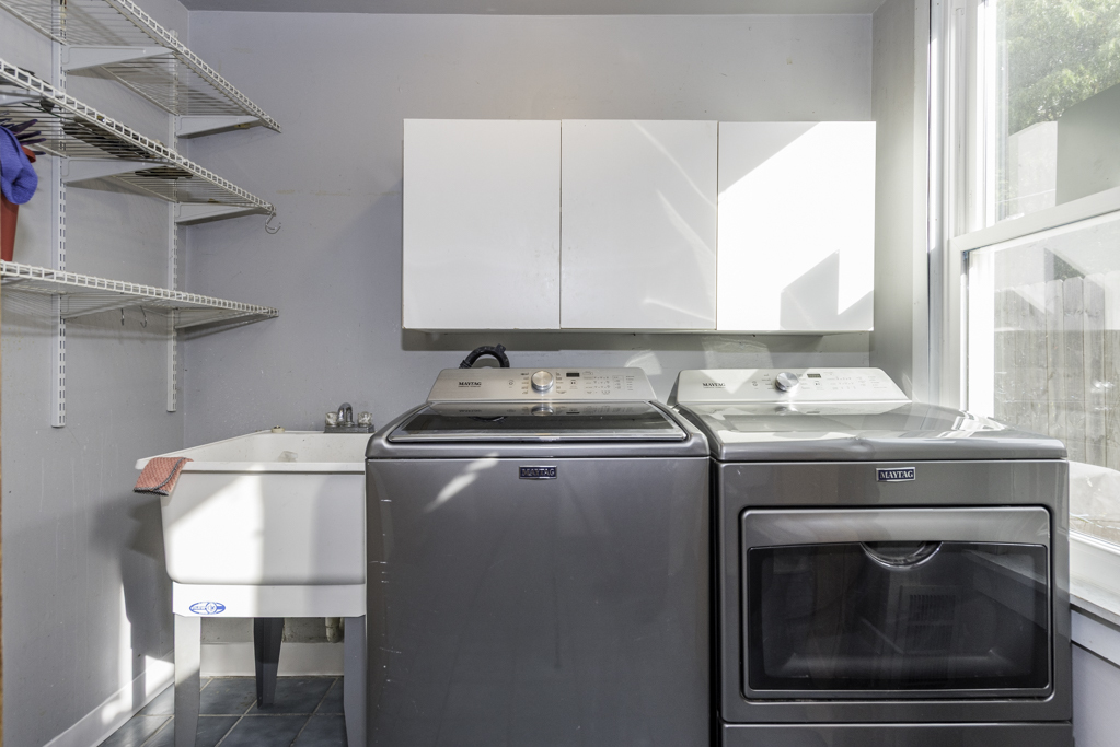 511 Chestnut Street Waukegan, IL 60085 - Photo 15 of 25 a utility room with dryer and washer