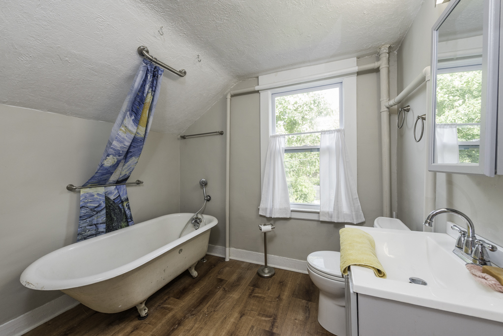 511 Chestnut Street Waukegan, IL 60085 - Photo 16 of 25 a bathroom with a sink and a bathtub