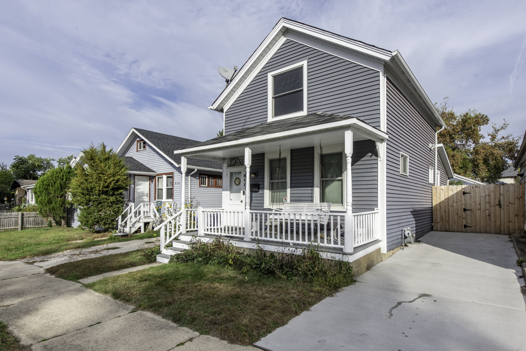 511 Chestnut Street Waukegan, IL 60085 - Photo 2 of 25 a front view of a house with a porch