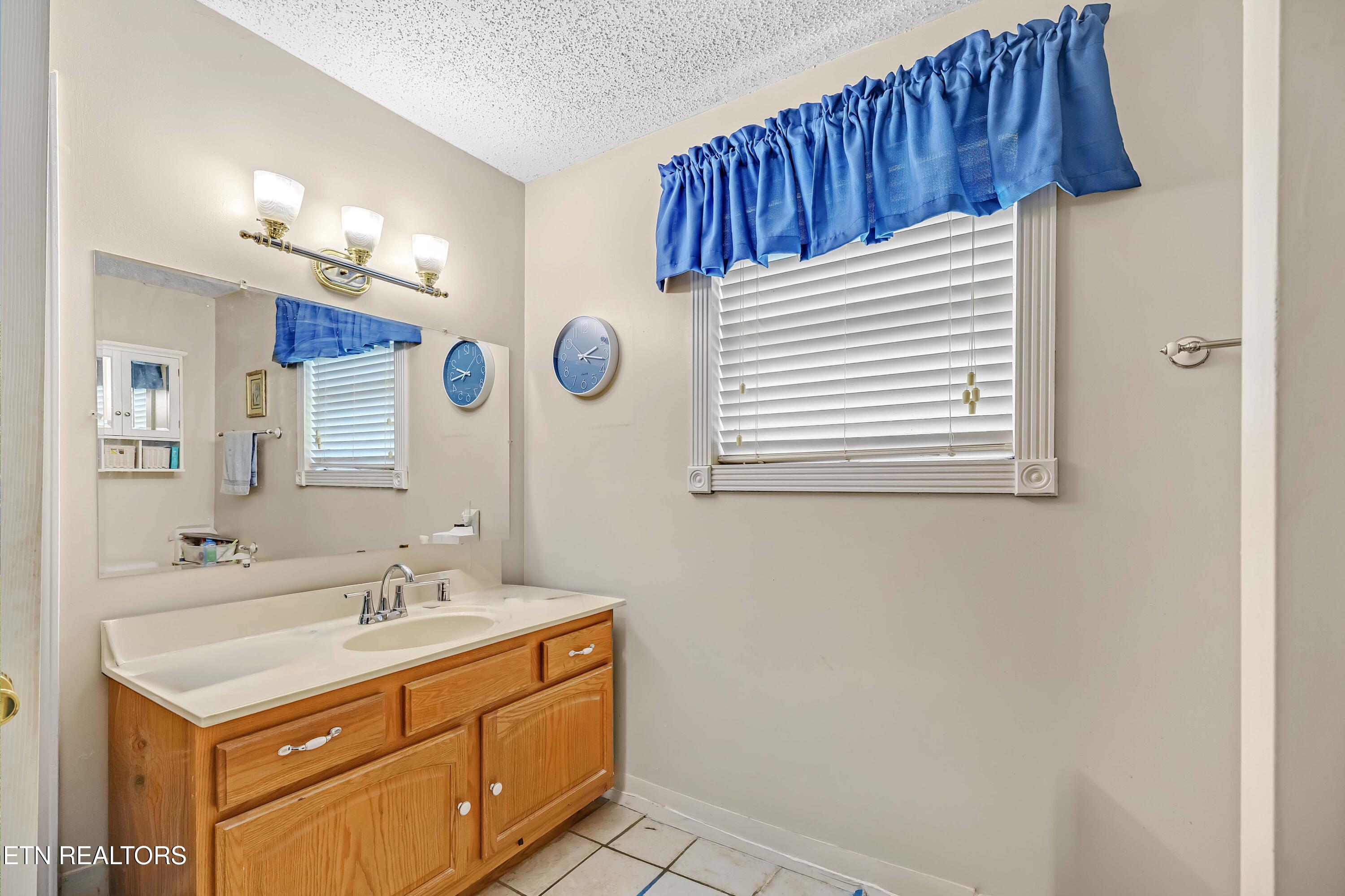 958 West Hunt Road Alcoa, TN 37701 - Photo 25 of 47 primary bathroom