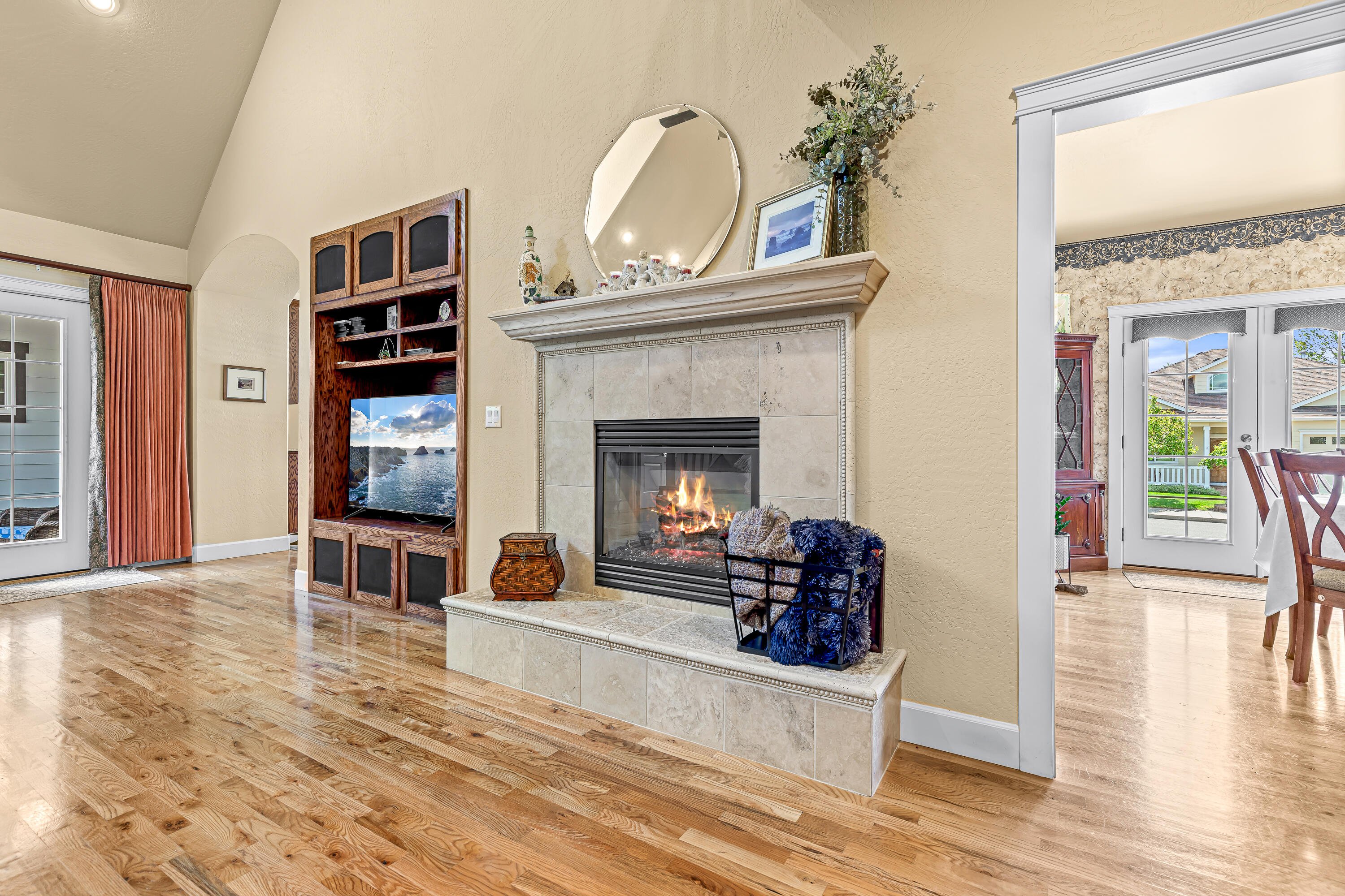 8 Falling Leaf Lane Eagle Point, OR 97524 - Photo 19 of 73 Living Room Gas Fireplace