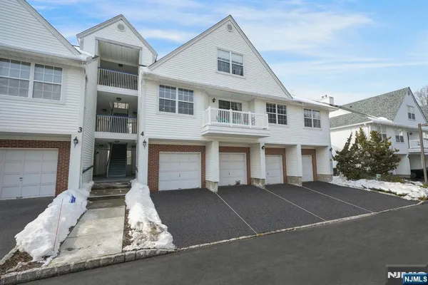 $499,900 | 4-2 Vernon Court, Waldwick, NJ 07463