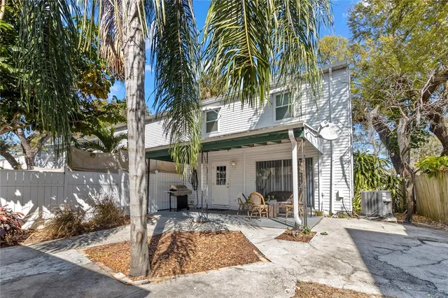 a view of a house with backyard