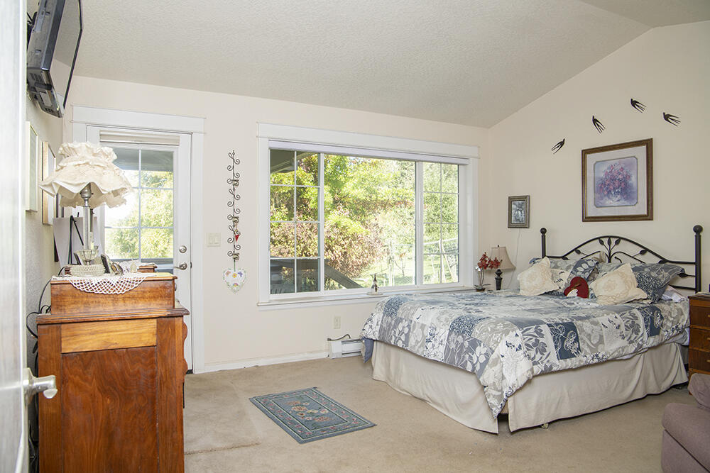 165 Hogan Road Jacksonville, OR 97530 - Photo 14 of 56 14
