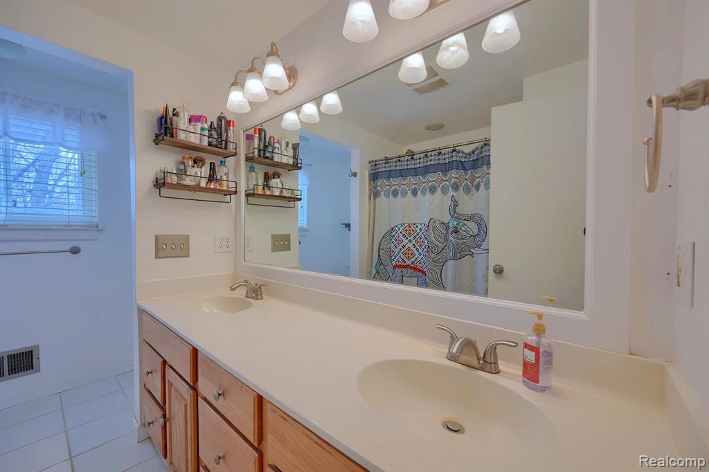 3960 Coventry Valley Road Waterford, MI 48329 - Photo 18 of 25 Gallery Image 18