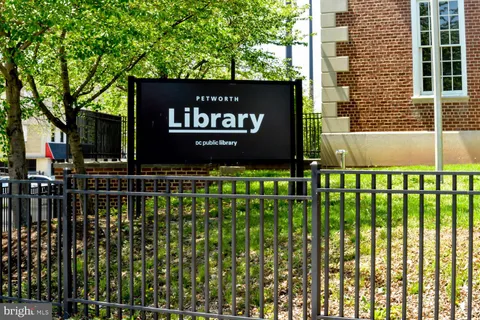 a view of entryway with outdoor area