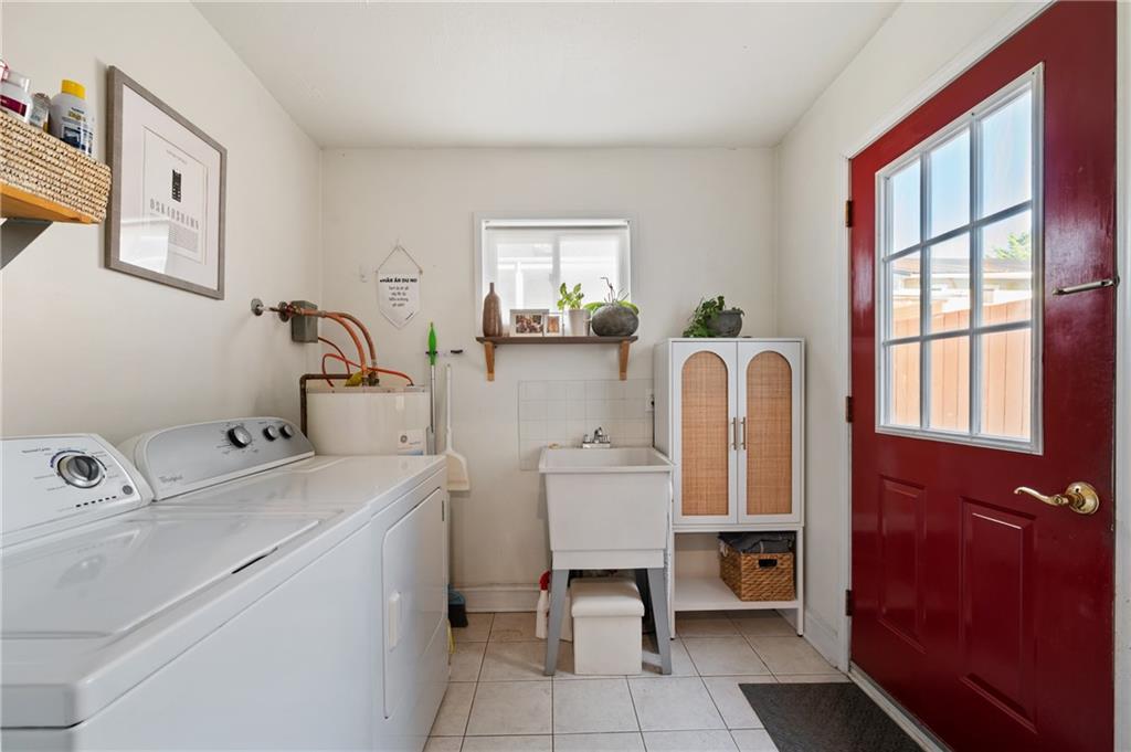3037 Brereton Street Pittsburgh, PA 15219 - Photo 16 of 36 a dining room with furniture and window