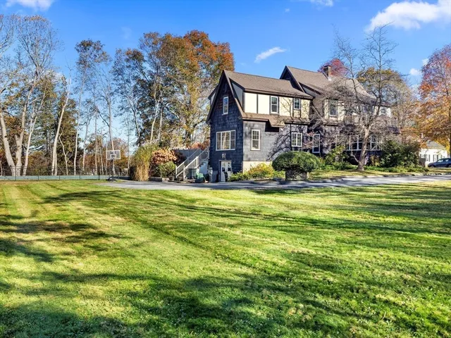 a view of a house with a yard