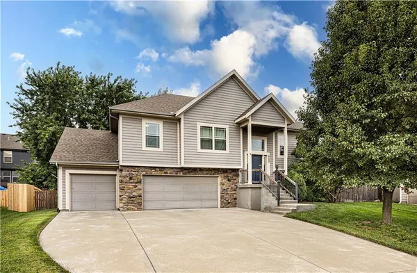 $379,900 | 880 North Alder Street, Gardner, KS 66030