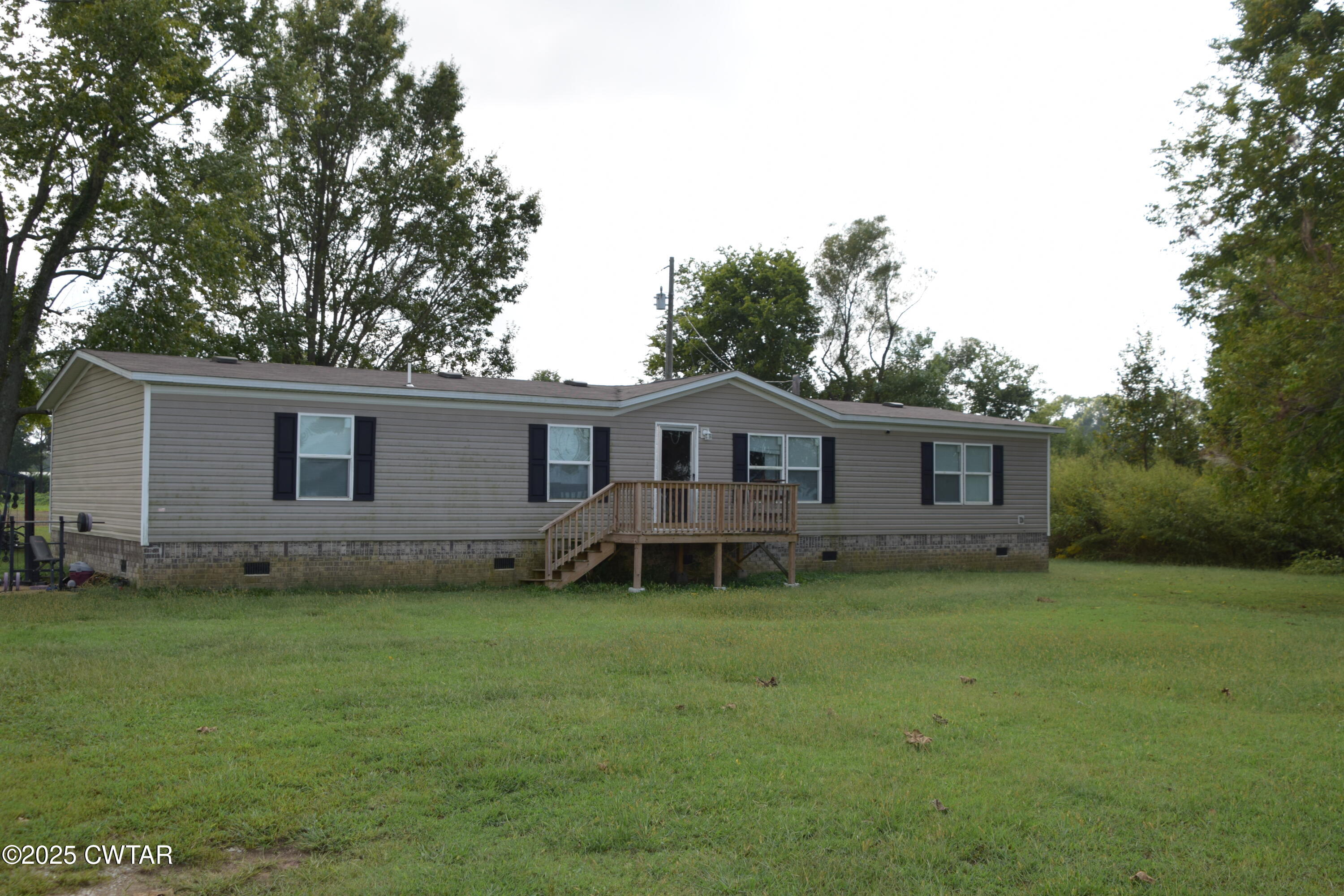 285 Pete Tinsley Road Alamo, TN 38001 - Photo 2 of 27 a front view of a house with a garden