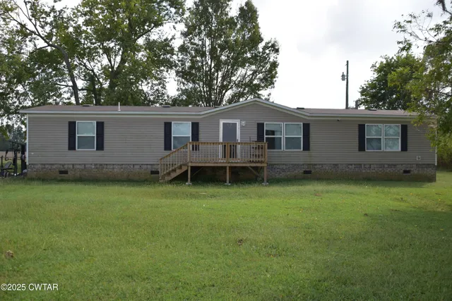 a view of a house with backyard and garden