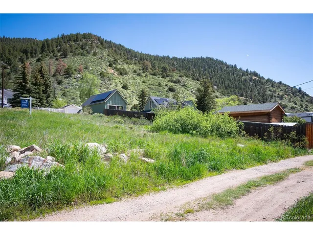 a view of a back yard