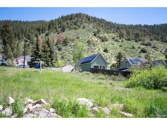 a view of a back yard