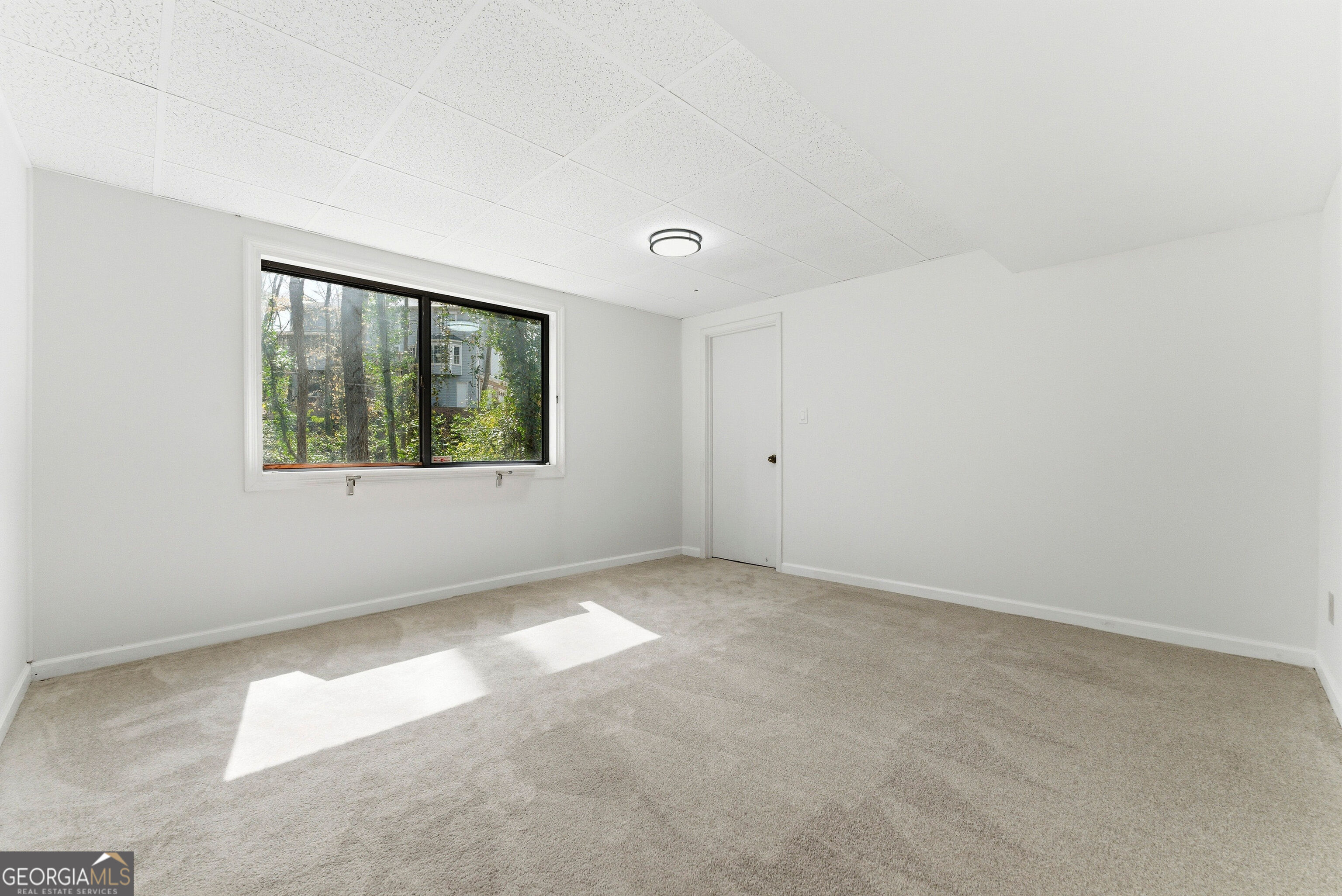 2704 Long Lake Drive Northeast Roswell, GA 30075 - Photo 32 of 48 an empty room with a window