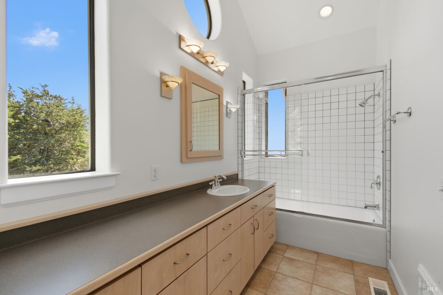 45340 Sequoia Road Gualala, CA 95445 - Photo 17 of 63 Primary bath