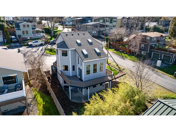 $1,050,000 | 1222 Lincoln Street, Hood River, OR 97031
