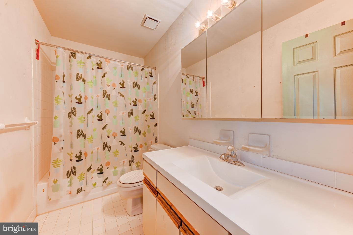 24 Trafalgar Road, Unit 233 Doylestown, PA 18901 - Photo 19 of 23 Hallway full bath