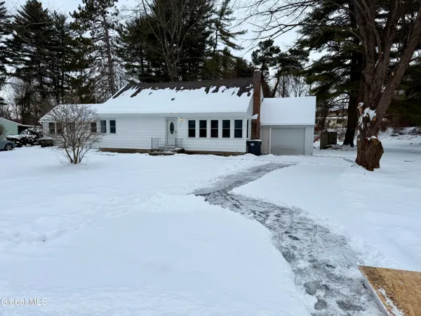 $2,300 | 2 Pinewood Court, Ballston, NY 12027