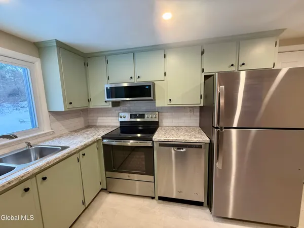 $2,300 | 2 Pinewood Court, Ballston, NY 12027