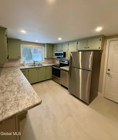 $2,300 | 2 Pinewood Court, Ballston, NY 12027