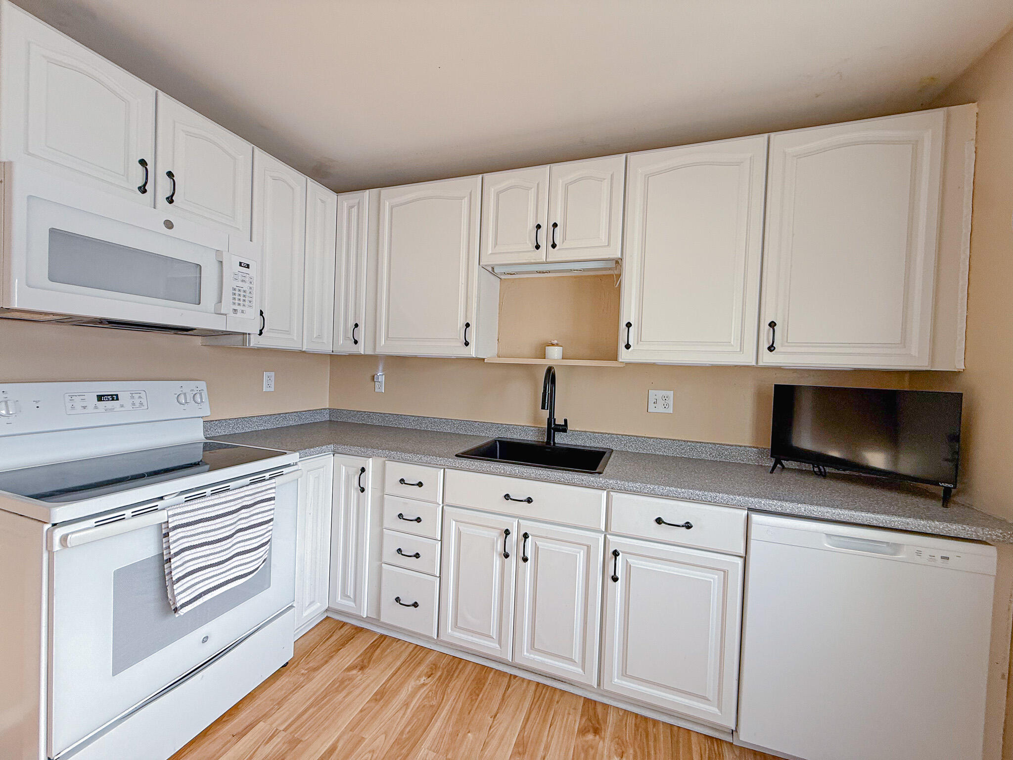 158 Wyman Road Milbridge, ME 04658 - Photo 4 of 40 Kitchen