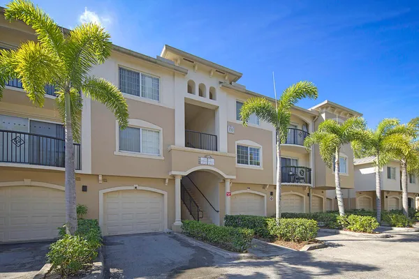 $2,325 | 100 Crestwood Court North, Unit 113, Royal Palm Beach, FL 33411