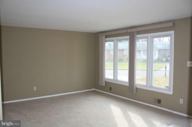 7700 Beechnut Road Capitol Heights, MD 20743 - Photo 3 of 22 Living Room