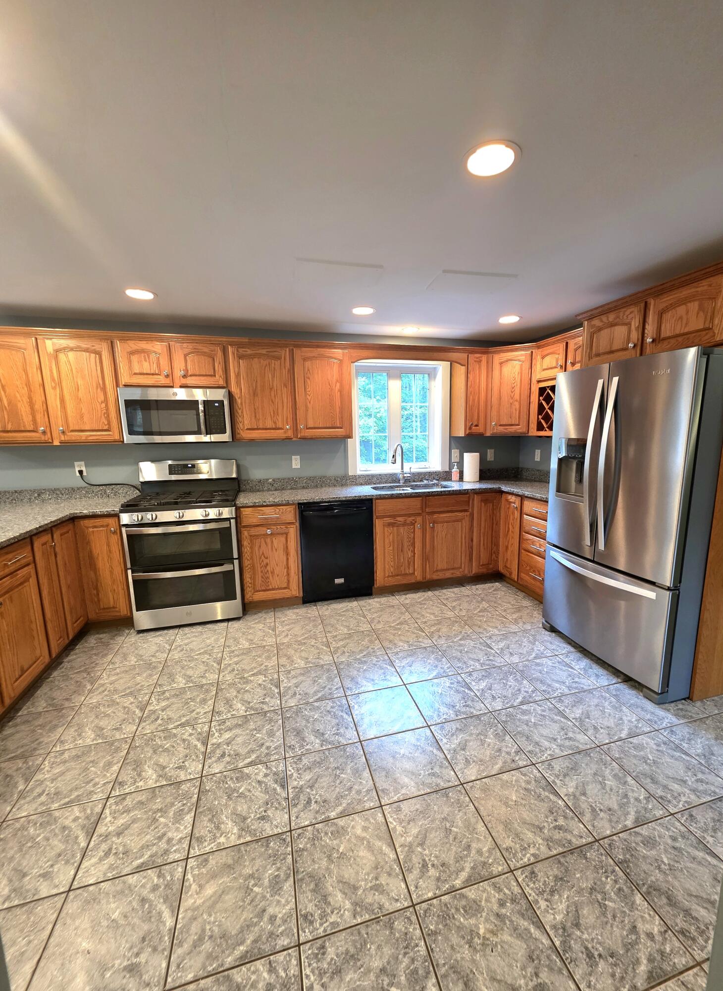 8 Benson Road Biddeford, ME 04005 - Photo 6 of 77 granite counter tops