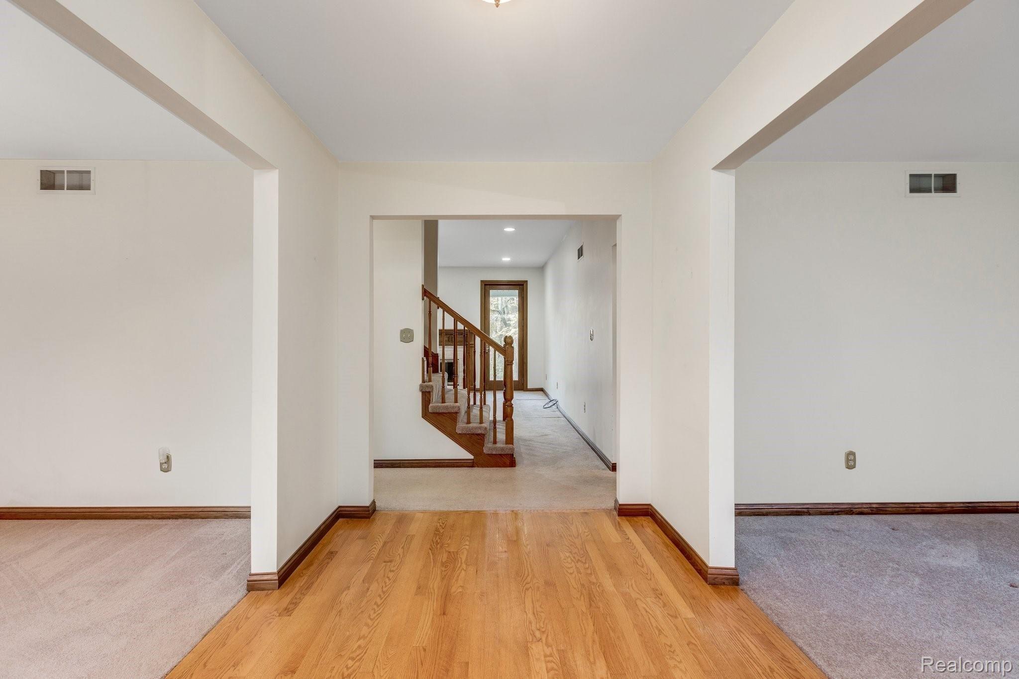 5490 Blood Road Metamora, MI 48455 - Photo 7 of 39 Front Hallway