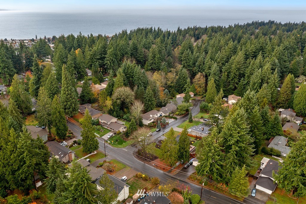 19927 89th Place West Edmonds, WA 98026 - Photo 4 of 30 Gallery Image 4