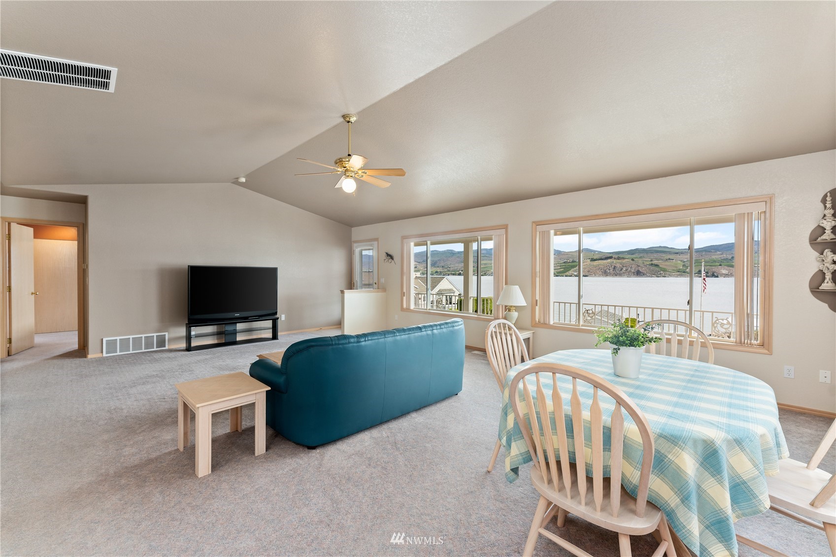 1496 South Lakeshore Road Chelan, WA 98816 - Photo 8 of 39 Gallery Image 8