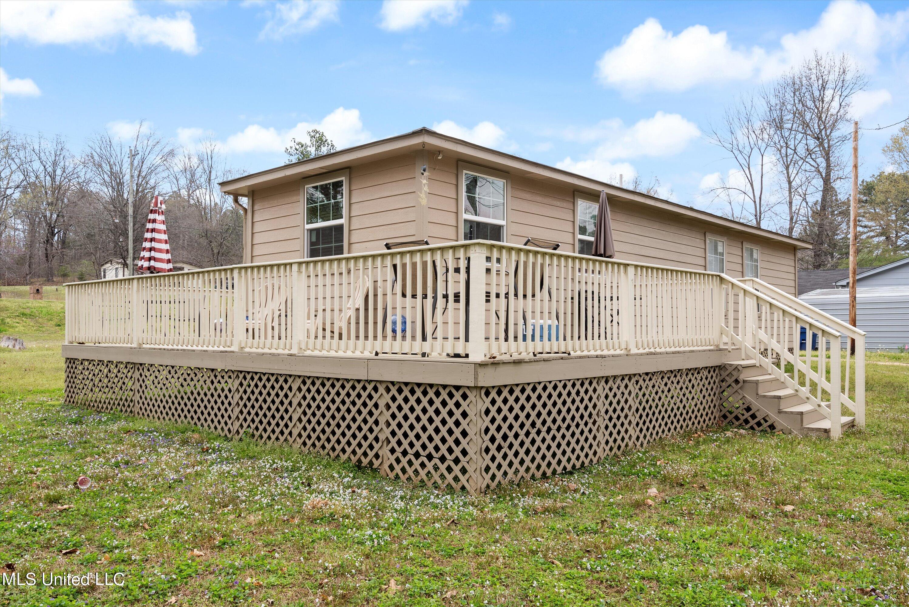 10139 College Road Olive Branch, MS 38654 - Photo 8 of 11 25-Side Porch