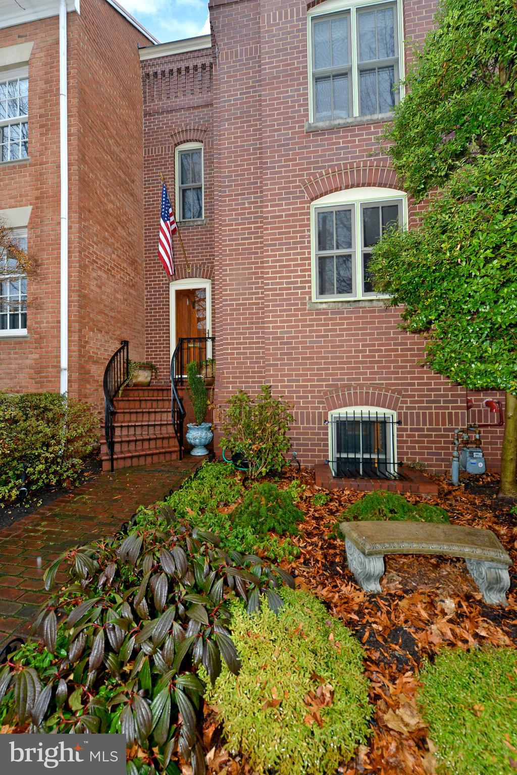 517 Princess Street Alexandria, VA 22314 - Photo 2 of 33