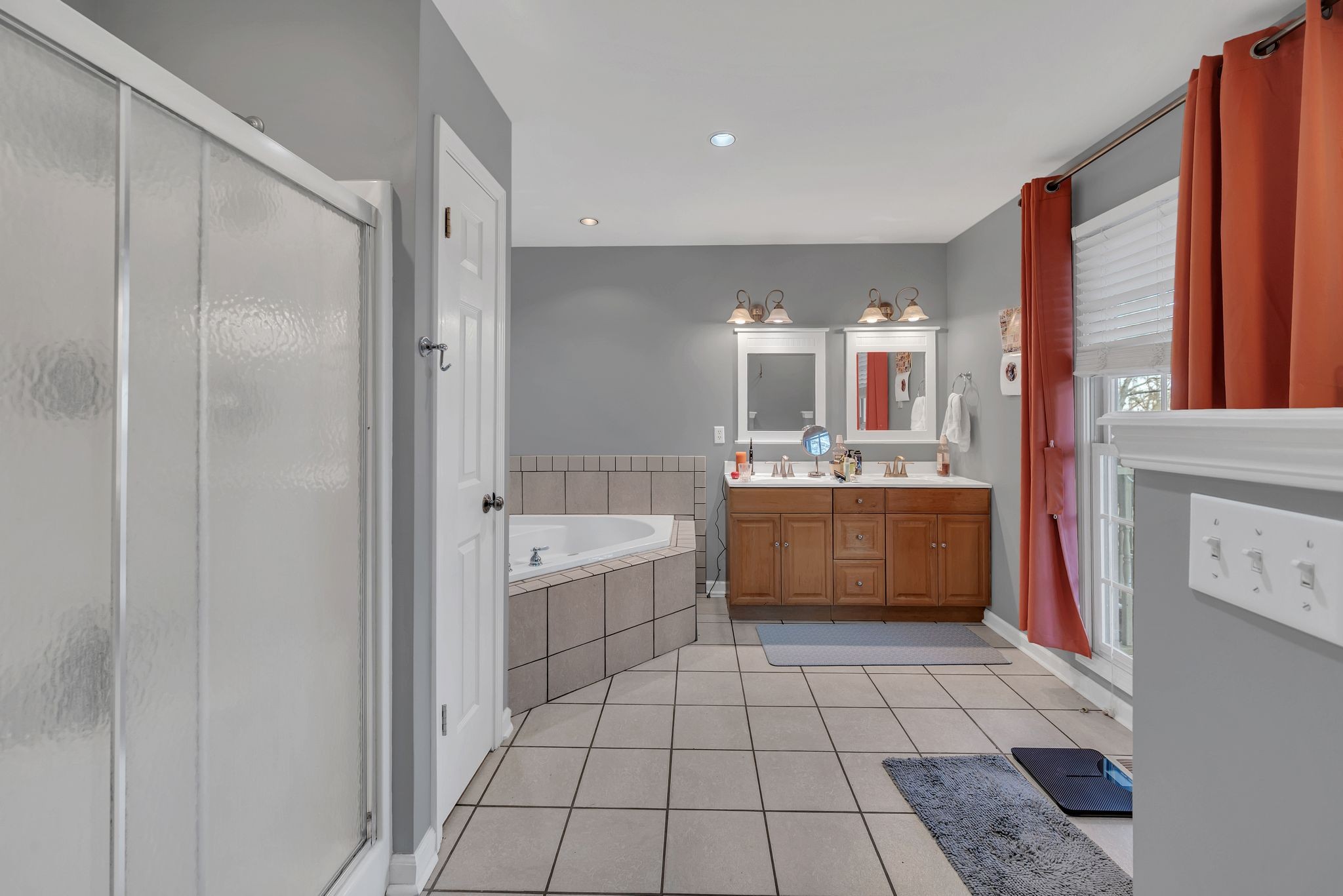 8242 River Rd Pike Nashville, TN 37209 - Photo 19 of 35 a bathroom with a tub a sink and a mirror