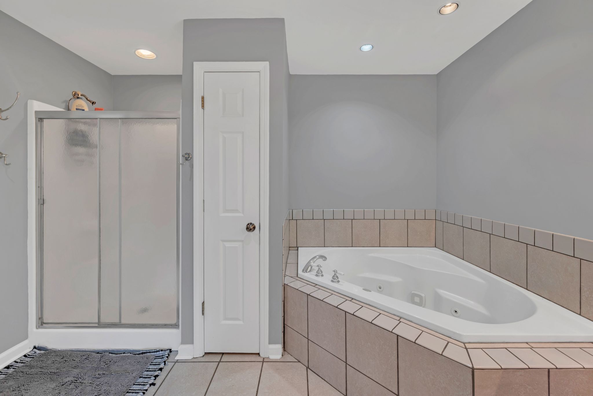 8242 River Rd Pike Nashville, TN 37209 - Photo 20 of 35 a bathroom with a bathtub and shower