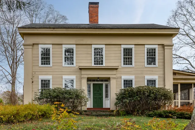 a view of a house with yard and plants