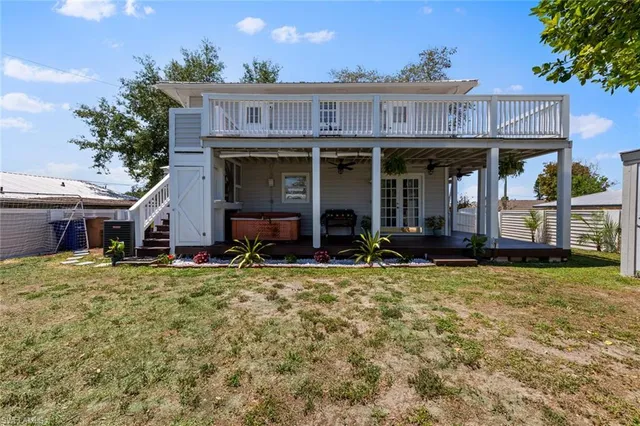 a view of a backyard