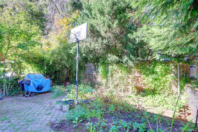 a street sign that is sitting in the middle of a backyard