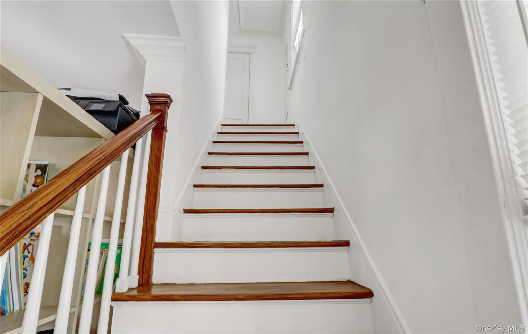 6 Walnut Place Great Neck, NY 11021 - Photo 10 of 19 a view of entryway