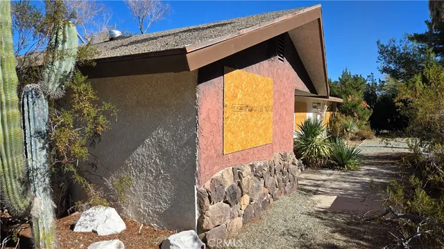 a view of entryway with a flower garden