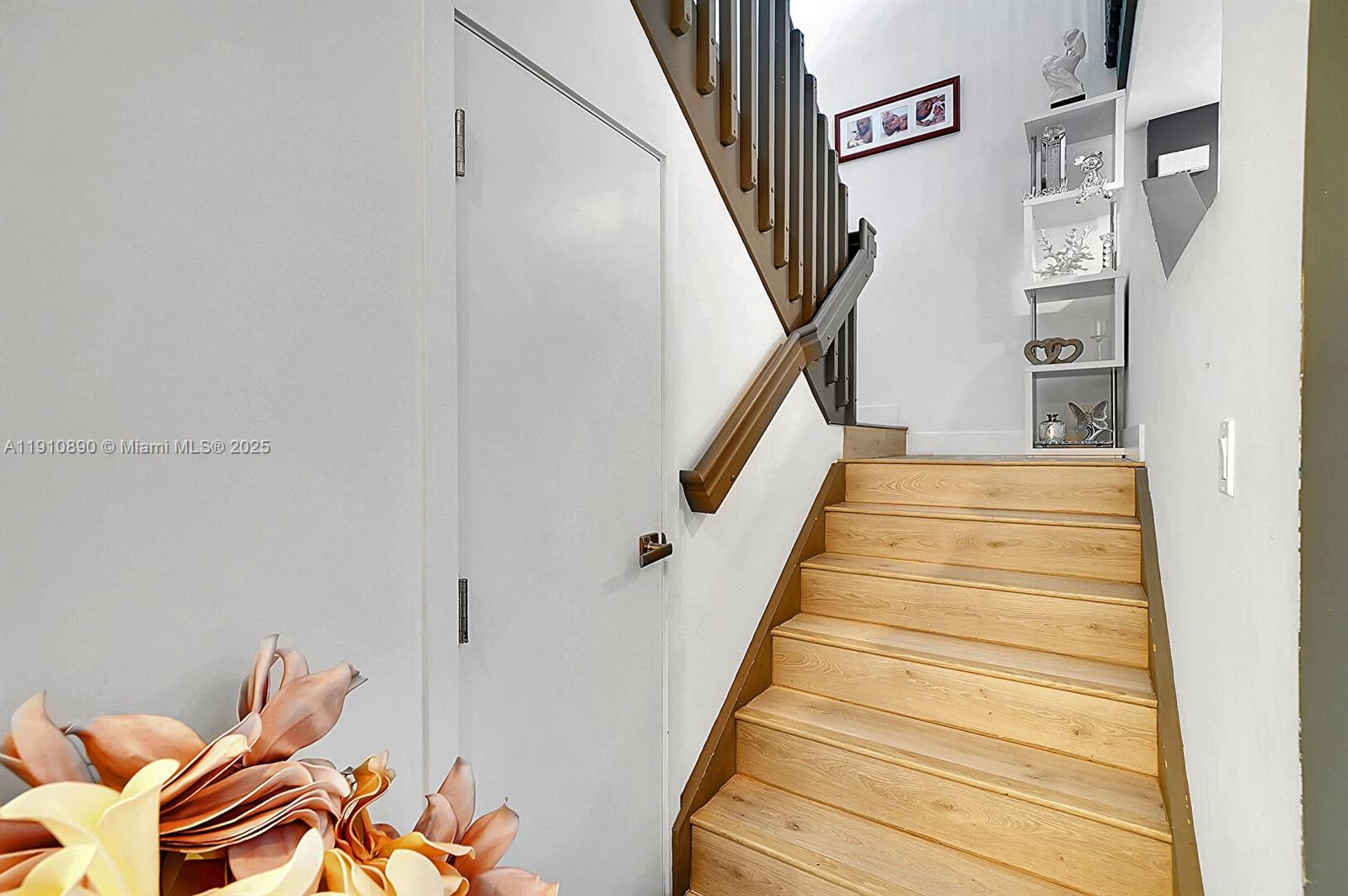 140 South E 7th Way Pompano Beach, FL 33060 - Photo 20 of 40 a view of entryway and hall