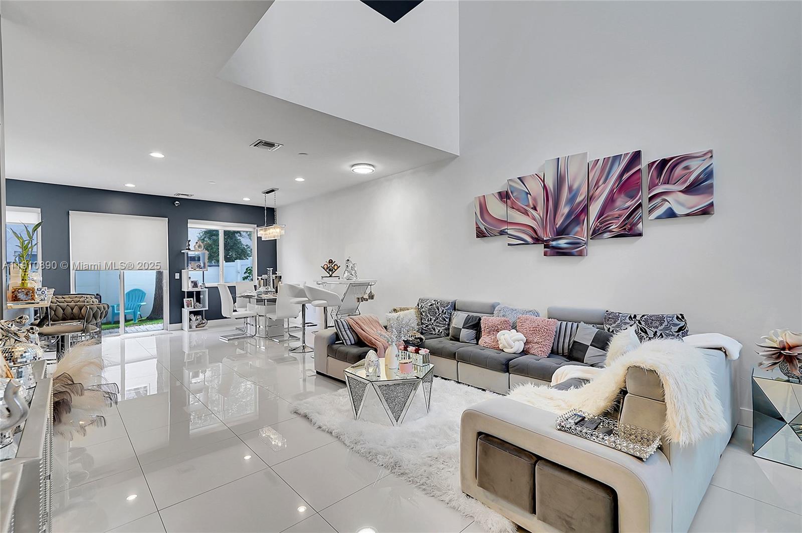 140 South E 7th Way Pompano Beach, FL 33060 - Photo 6 of 40 a living room with furniture