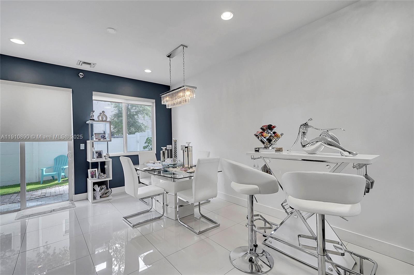 140 South E 7th Way Pompano Beach, FL 33060 - Photo 9 of 40 a living room with furniture