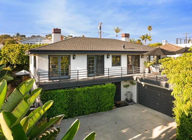 a front view of house with yard