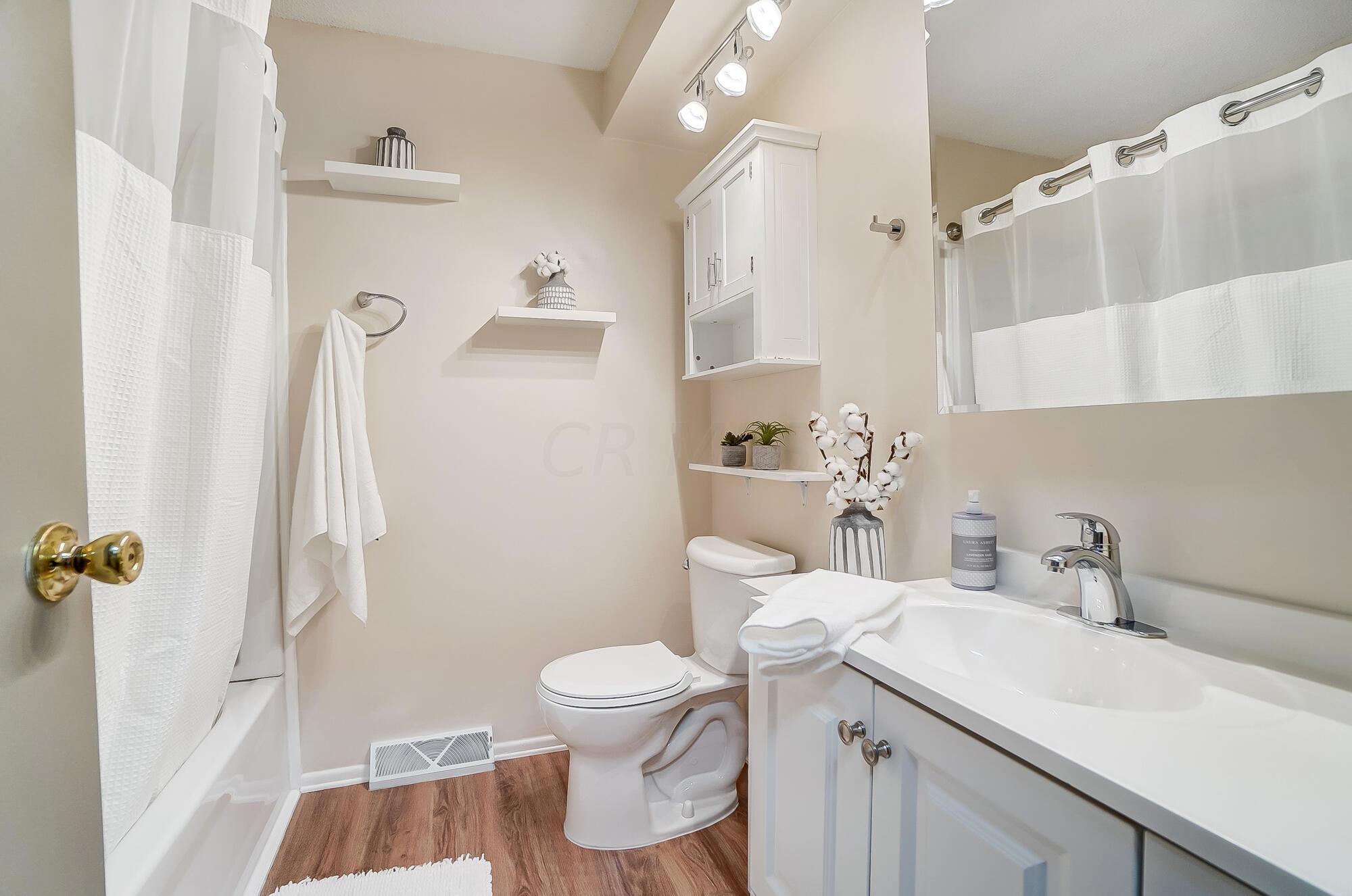 4861 Manitoba Road Columbus, OH 43229 - Photo 27 of 40 Second Full Bathroom