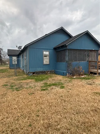 a house view with a backyard space